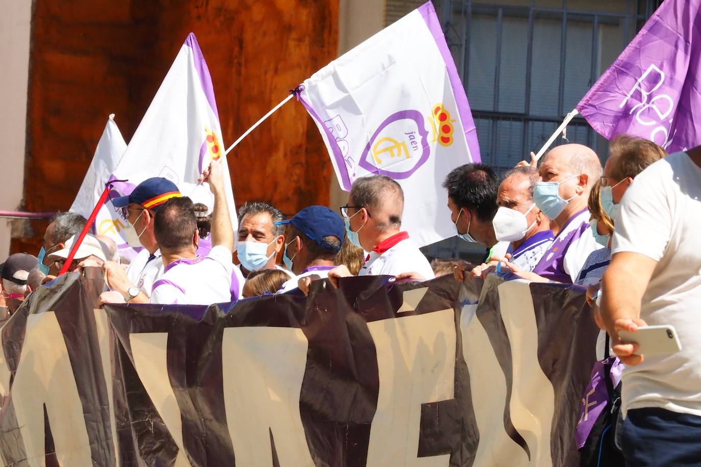 Los aficionados del club han recorrido la ciudad entre cánticos, críticas y pancartas: estos son sus mensajes