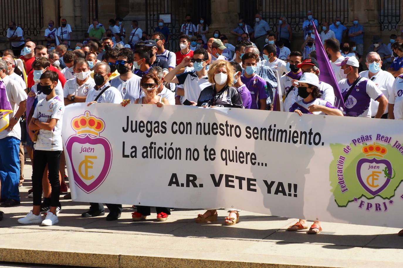 Los aficionados del club han recorrido la ciudad entre cánticos, críticas y pancartas: estos son sus mensajes