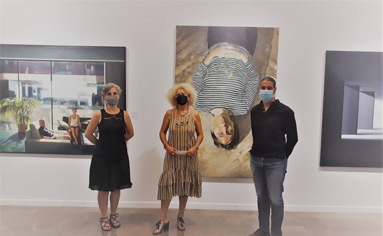 Los ganadores, junto a la directora del Zabaleta y ante sus obras. 