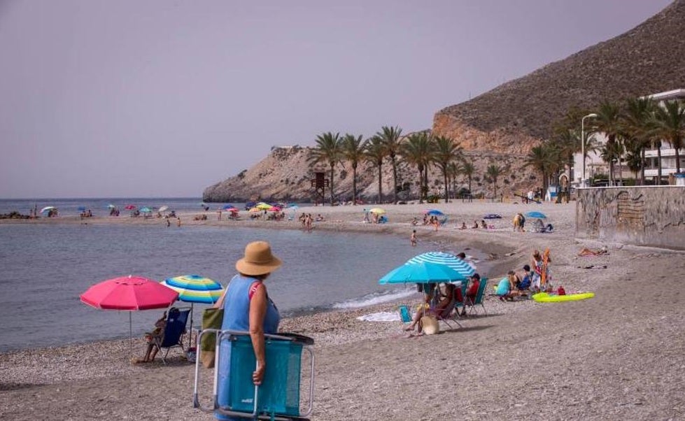 Una imagen de un día tranquilo en la Playa del Sotillo de Castell de Ferro