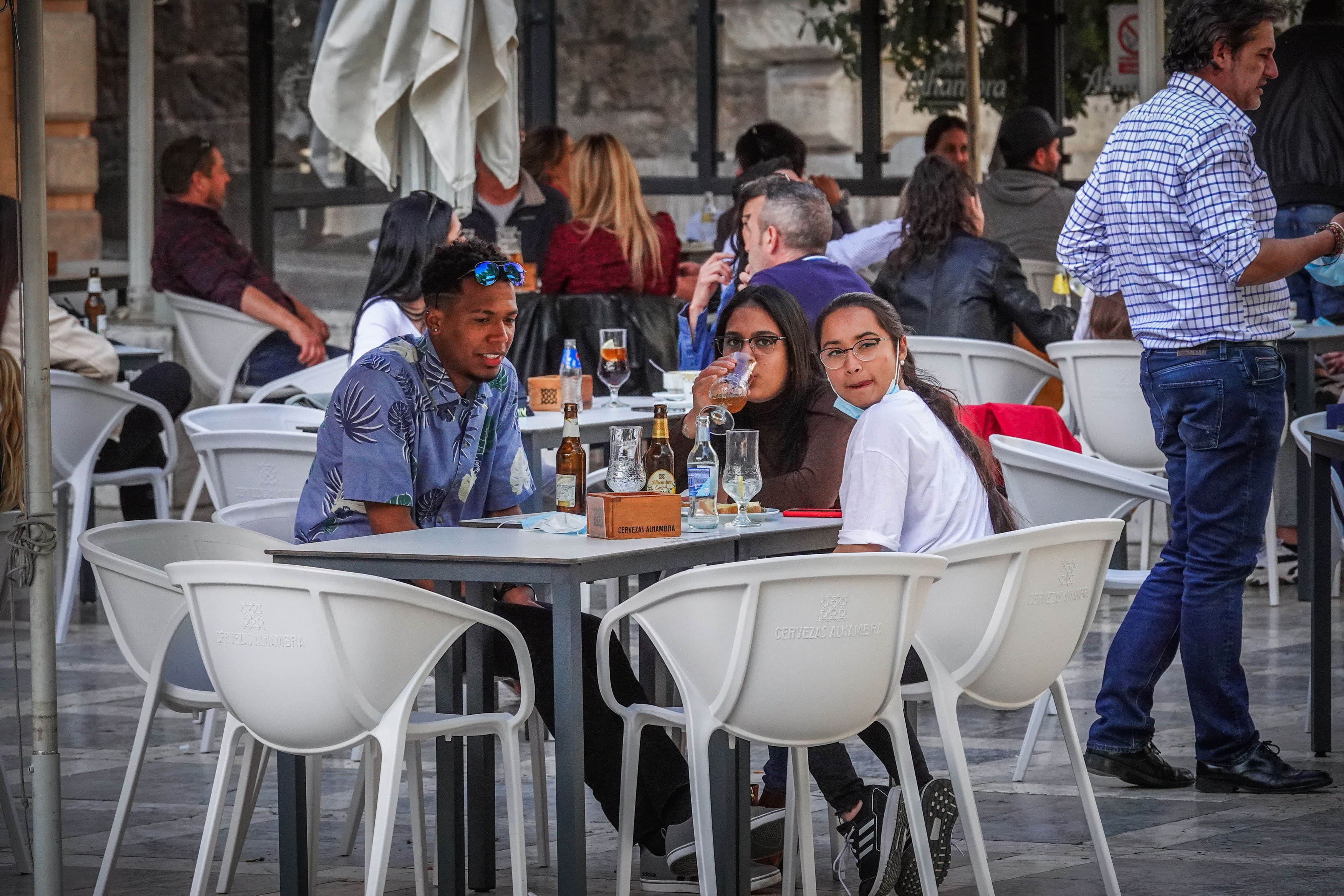 ¿Cómo cambia el máximo de comensales por mesa y los aforos en Andalucía?