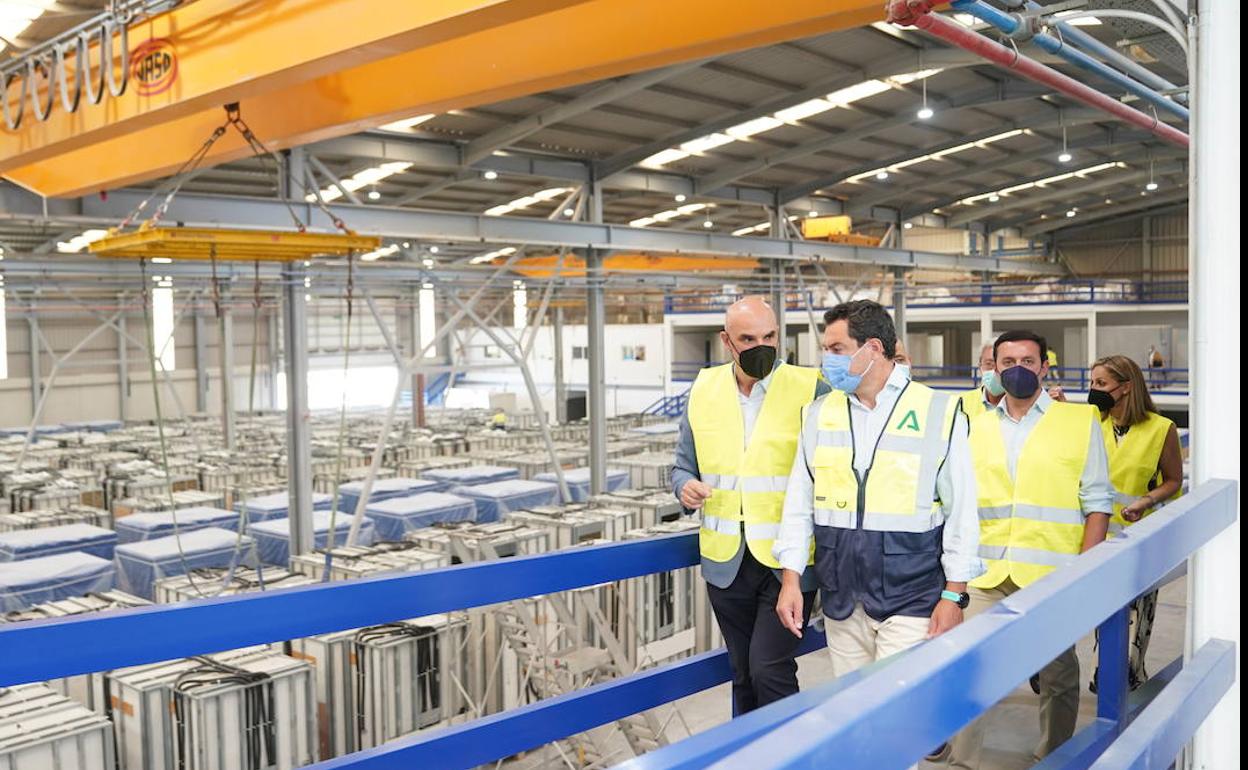 El presidente de la Junta, Juanma Moreno, en su visita ayer a una empresa en Huércal-Overa
