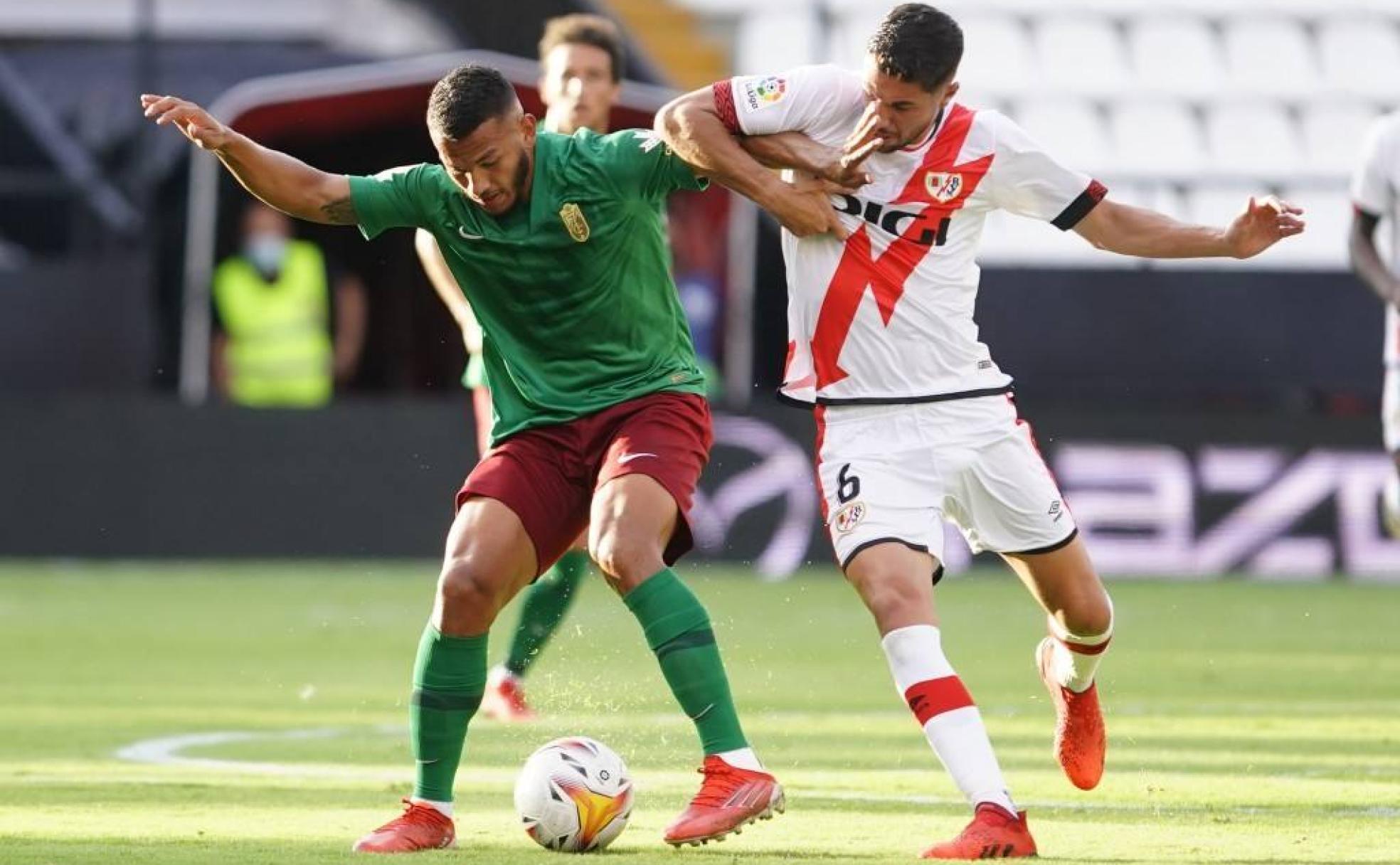 Luis Suárez soporta una arremetida de Santi Comesaña durante el partido. 