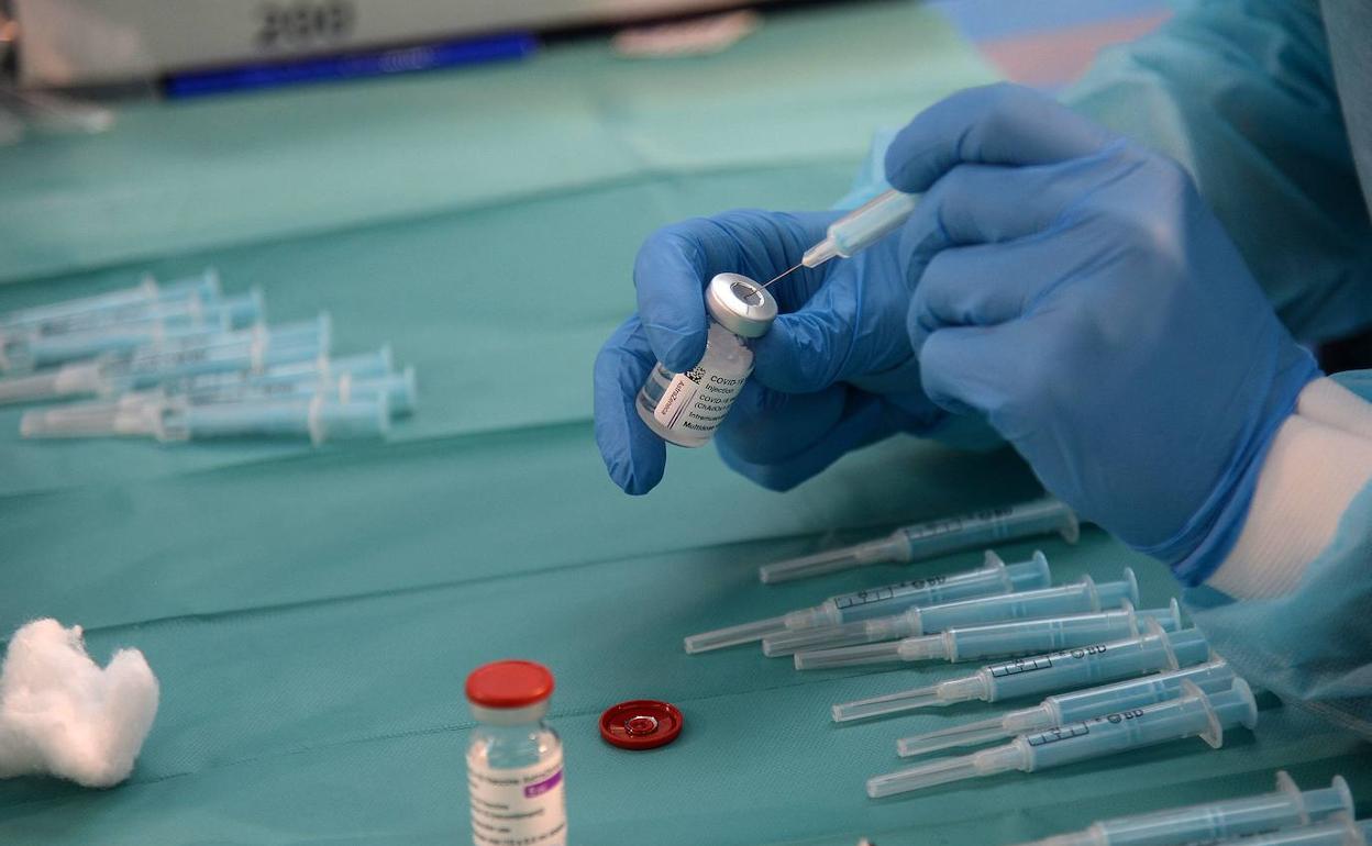 Un sanitario prepara jeringuillas con dosis de la vacuna de la covid-19. 