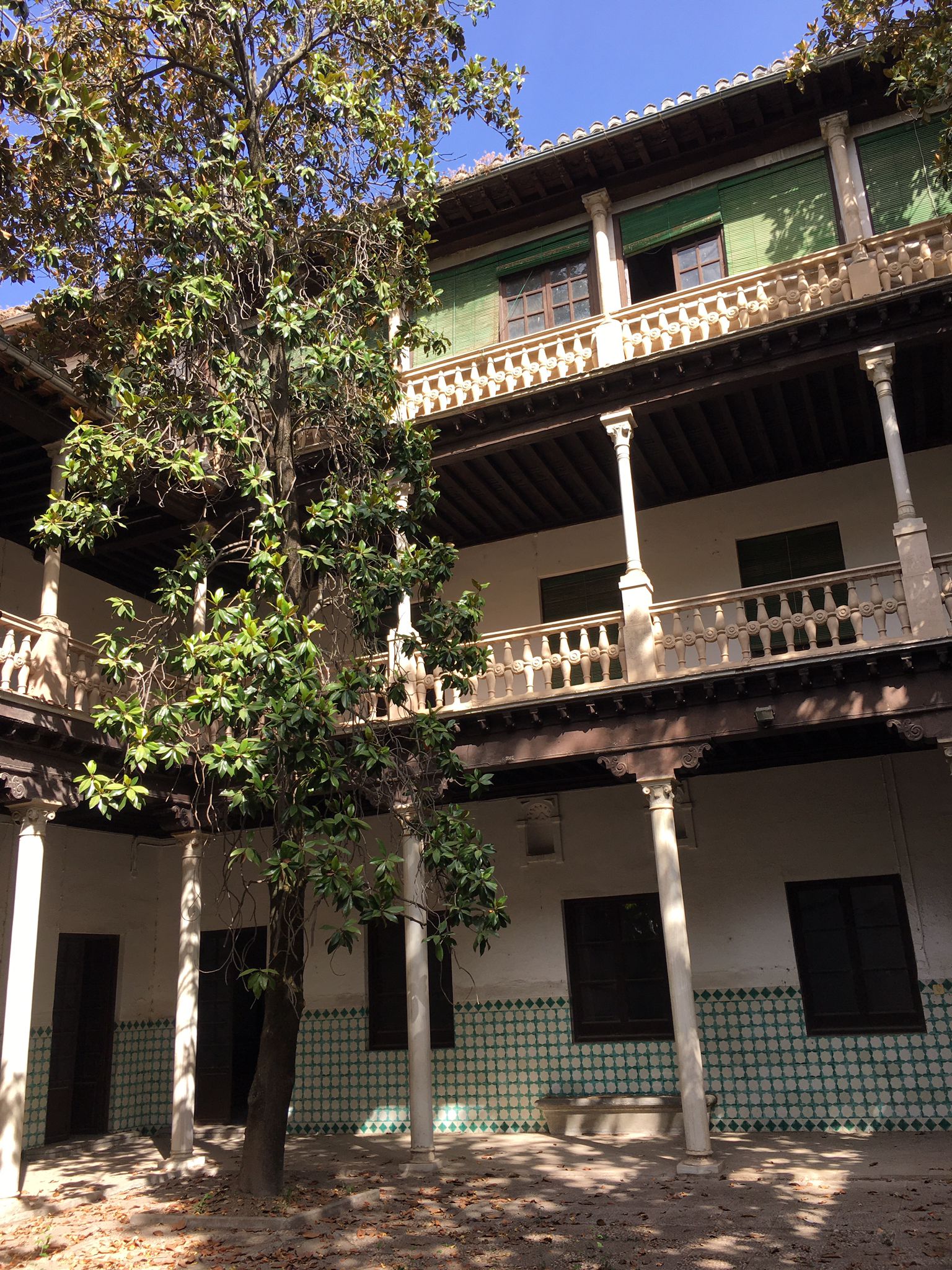 El alcalde, que ha visitado el histórico inmueble este martes, ha explicado que la voluntad es convertir el edificio en un museo «para Granada»