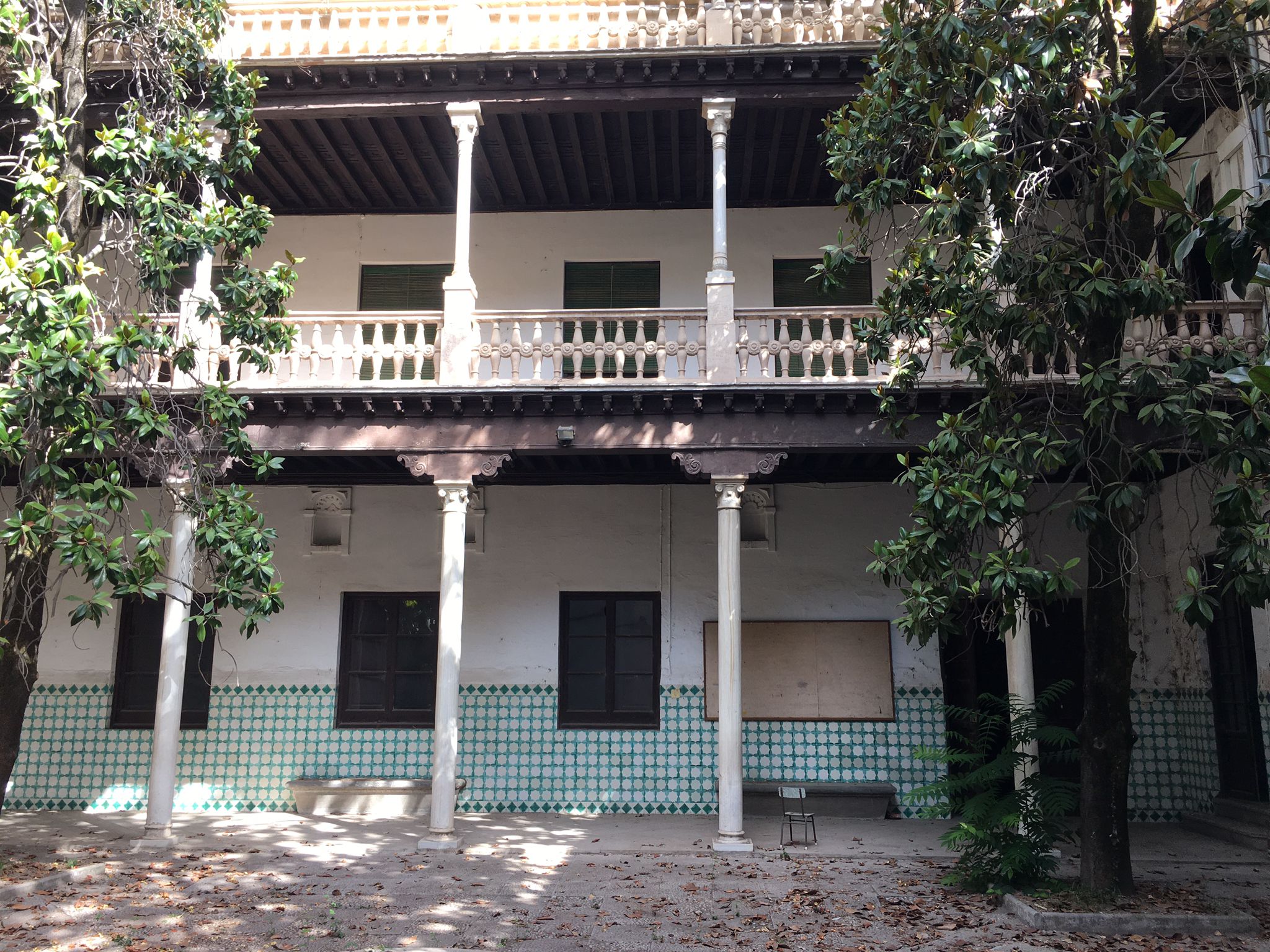 El alcalde, que ha visitado el histórico inmueble este martes, ha explicado que la voluntad es convertir el edificio en un museo «para Granada»