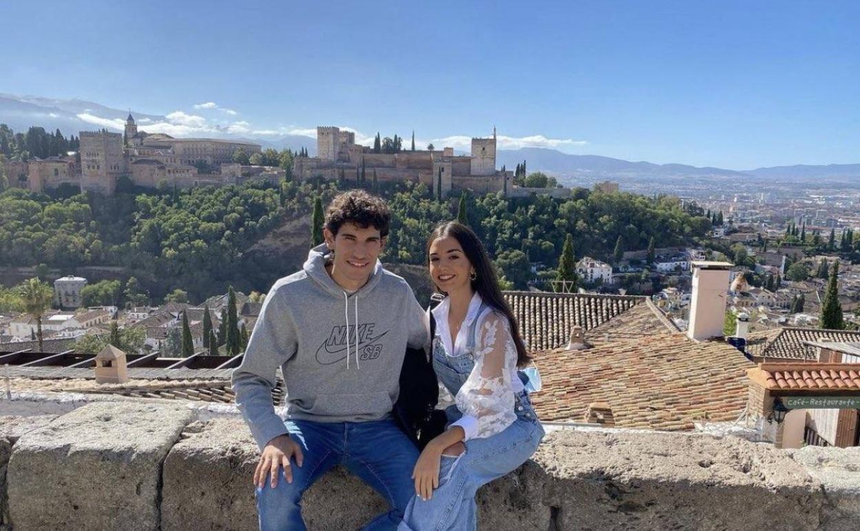 Vallejo y su pareja posan en el mirador de San Nicolás. 