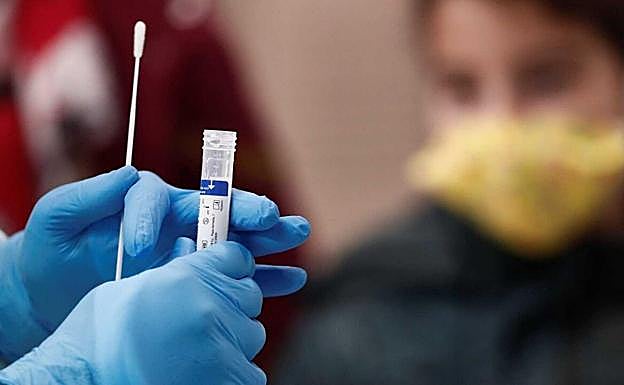 Andalucía sigue aplanando la curva de la quinta ola y baja su tasa hasta los 210 contagios