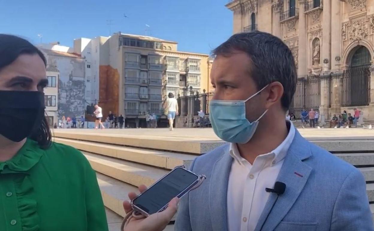 El alcalde y la primera teniente de alcalde, analizando la decisión sobre los autobuses. 