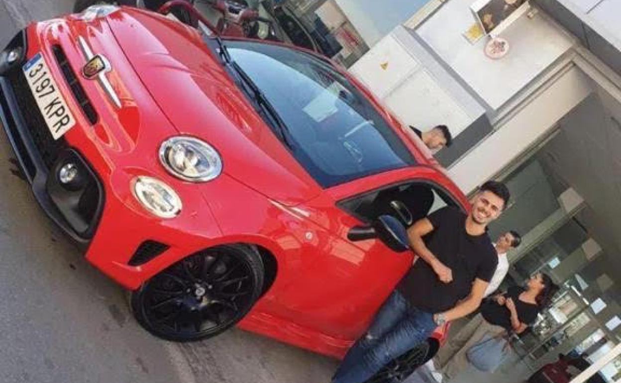 Ignacio Fernández junto a su coche, un Fiat 595 Abarth.