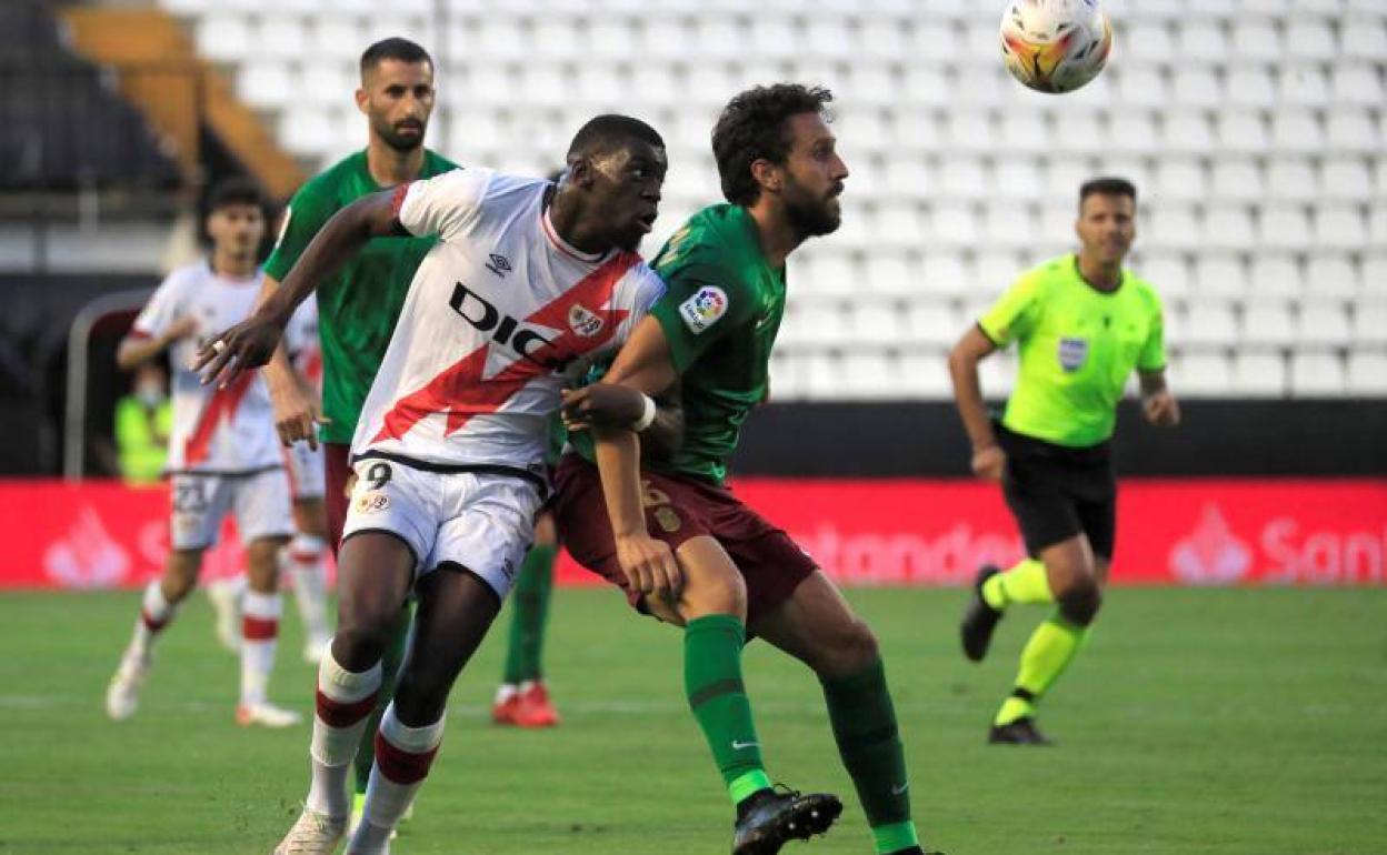 Germán Sánchez pugna por un balón con Nteka en Vallecas. 