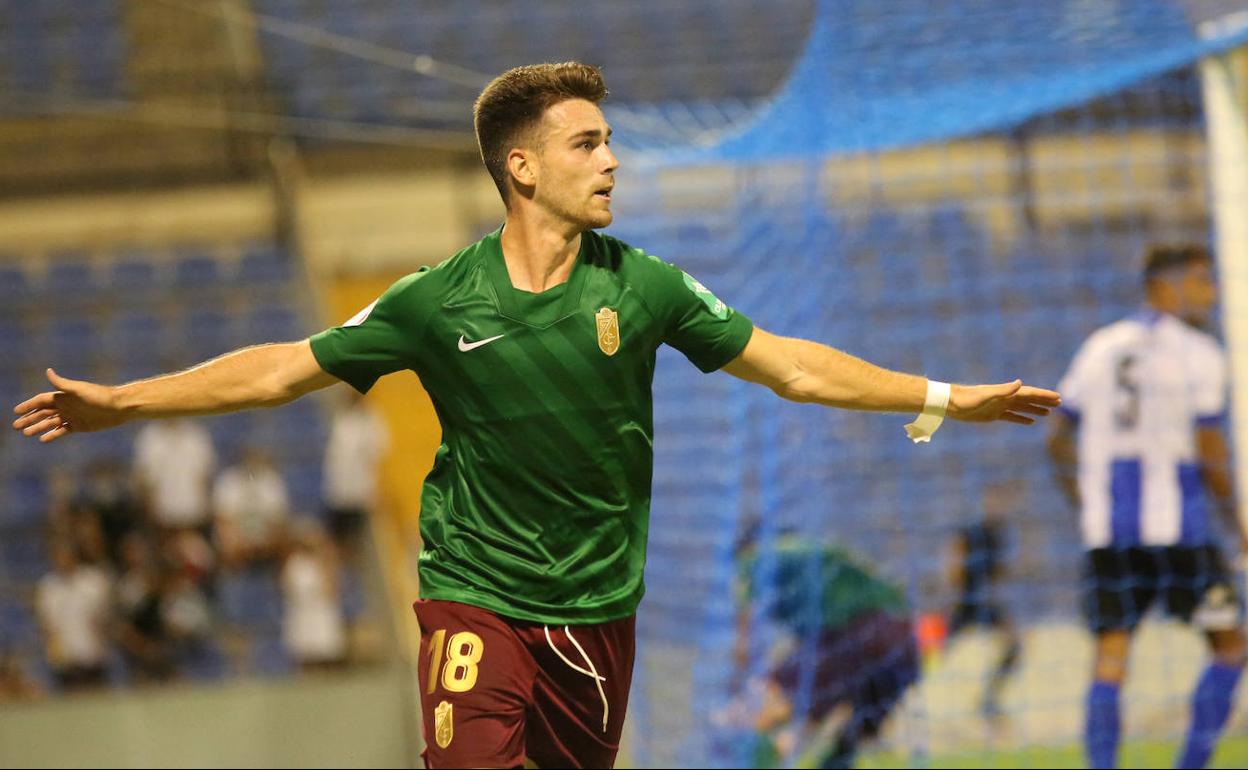 Eu Gutiérrez celebra el gol que dio al Recreativo un punto en Alicante.
