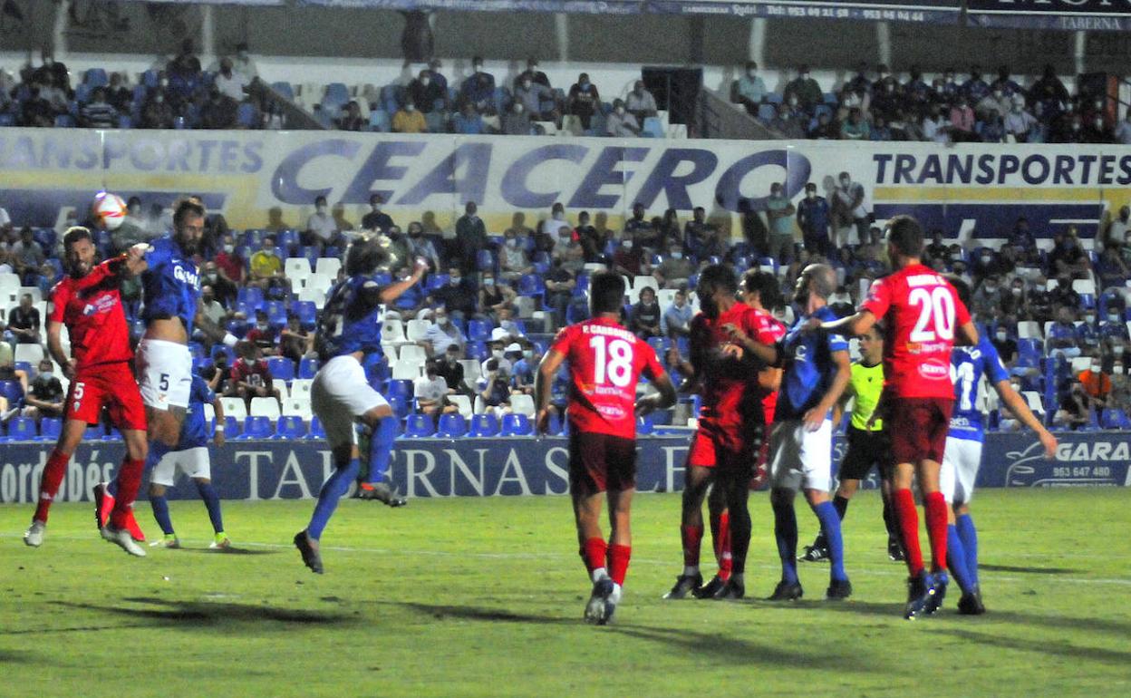 Josema disputa un balón con el defensa Raúl.
