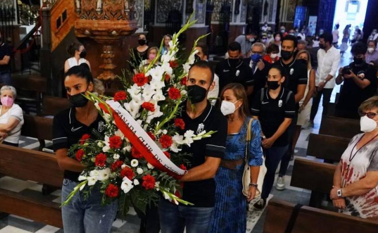 Capitanes y miembros del Granada, en la ofrenda a la patrona. 