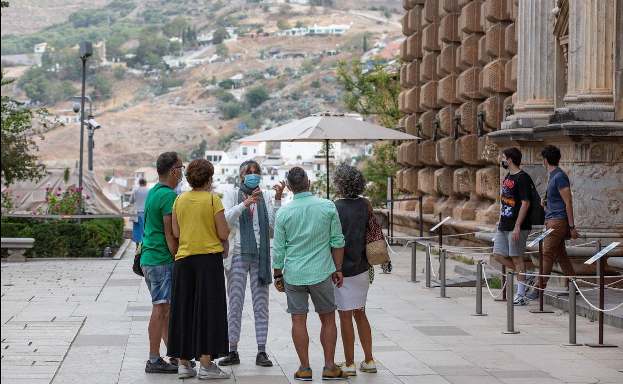 Las visitas a la Alhambra han cumplido las medidas de seguridad durante este tiempo. 