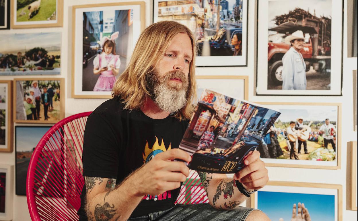 El autor del libro, el fotógrafo almeriense Chema Artero, rodeado de fotografías de sus viajes por el mundo. 