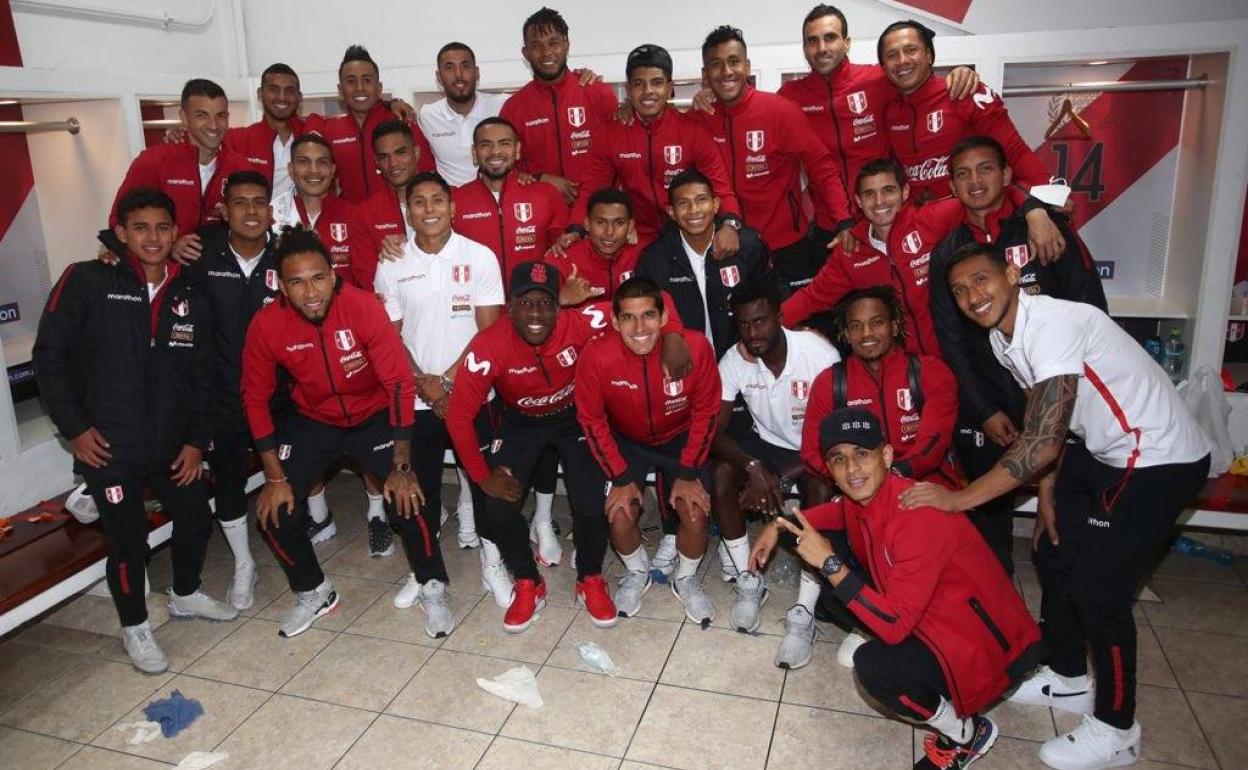 El combinado peruano celebra la victoria ante Venezuela en el vestuario, con Luis Abram agachado en el centro. 