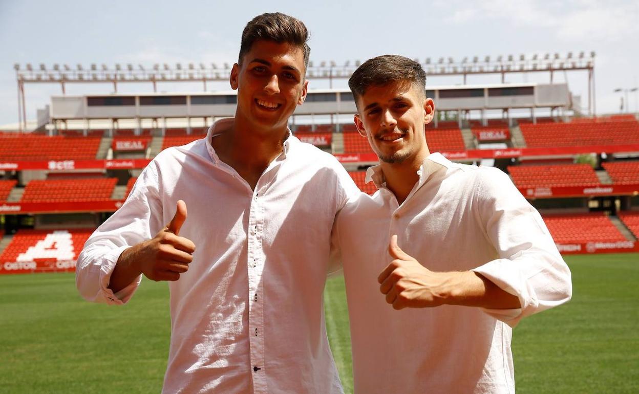 Raúl Torrente y Pepe Sánchez celebran sus renovaciones juntos en Los Cármenes. 