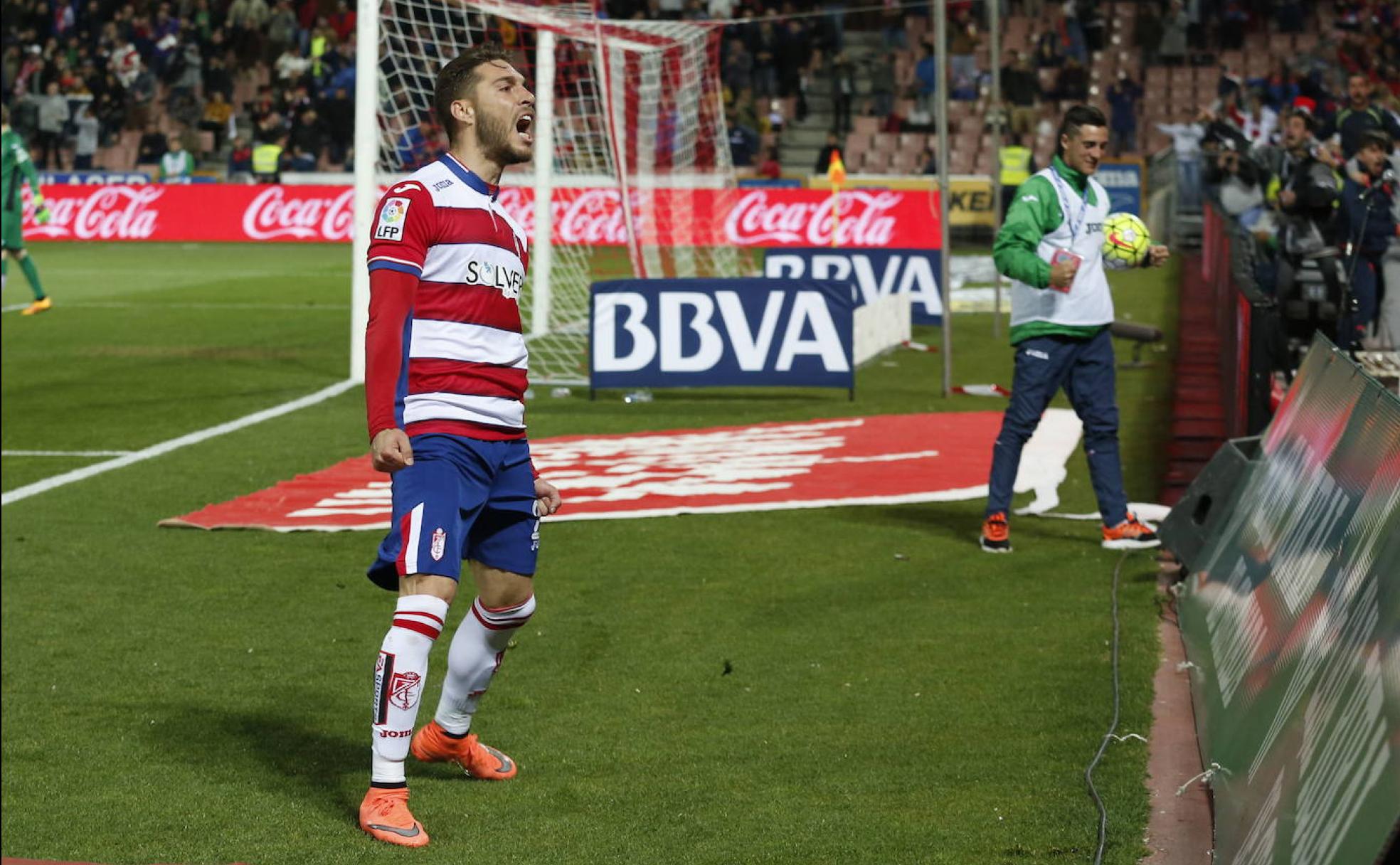 Rubén Rochina celebra eufórico un triunfo en Los Cármenes durante la temporada 2015/16. 