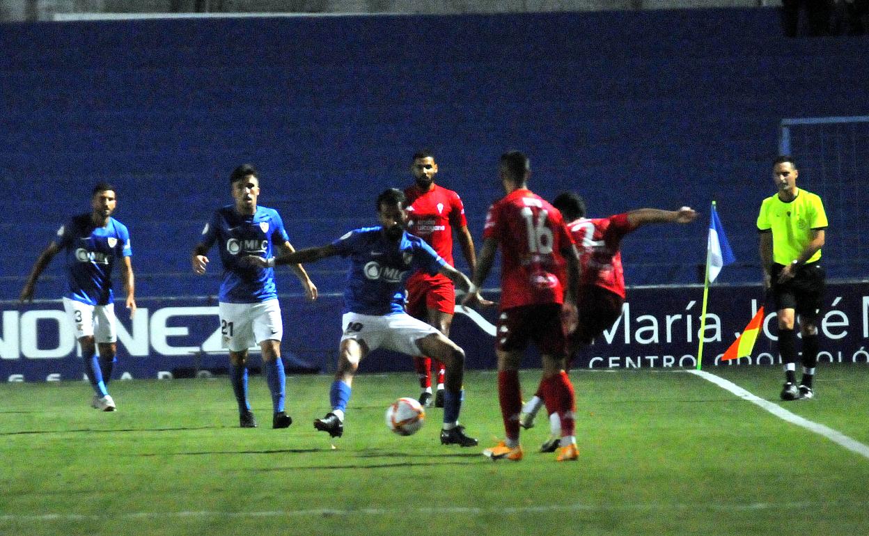 Fran Carnicer rodeado de contrarios en el debut contra el Alcoyano en Linarejos. 