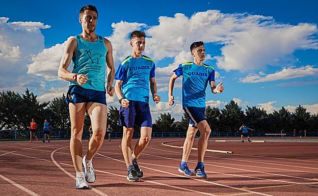 Imagen principal - Marchadores de los clubes ADA Guadix (arriba) y la Juventud Atlética Guadix entrenan en el polideportivo accitano. 