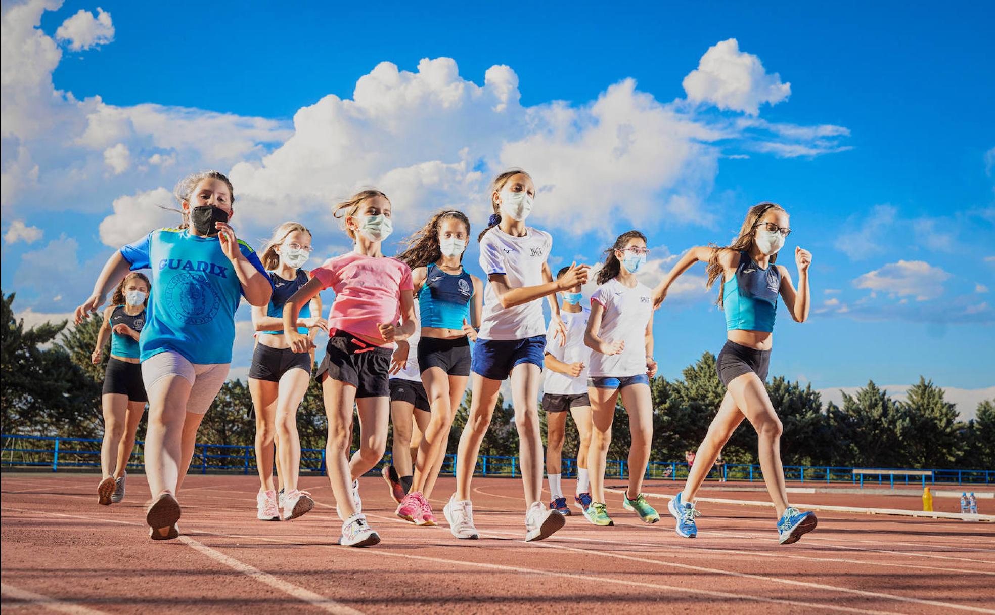 Una decena de jóvenes marchadores accitanos, la mayoría chicas, entrenan en la pista del polideportivo de Guadix.