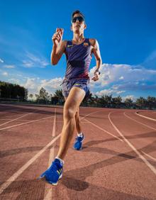 Imagen secundaria 2 - Marchadores de los clubes ADA Guadix (arriba) y la Juventud Atlética Guadix entrenan en el polideportivo accitano. 