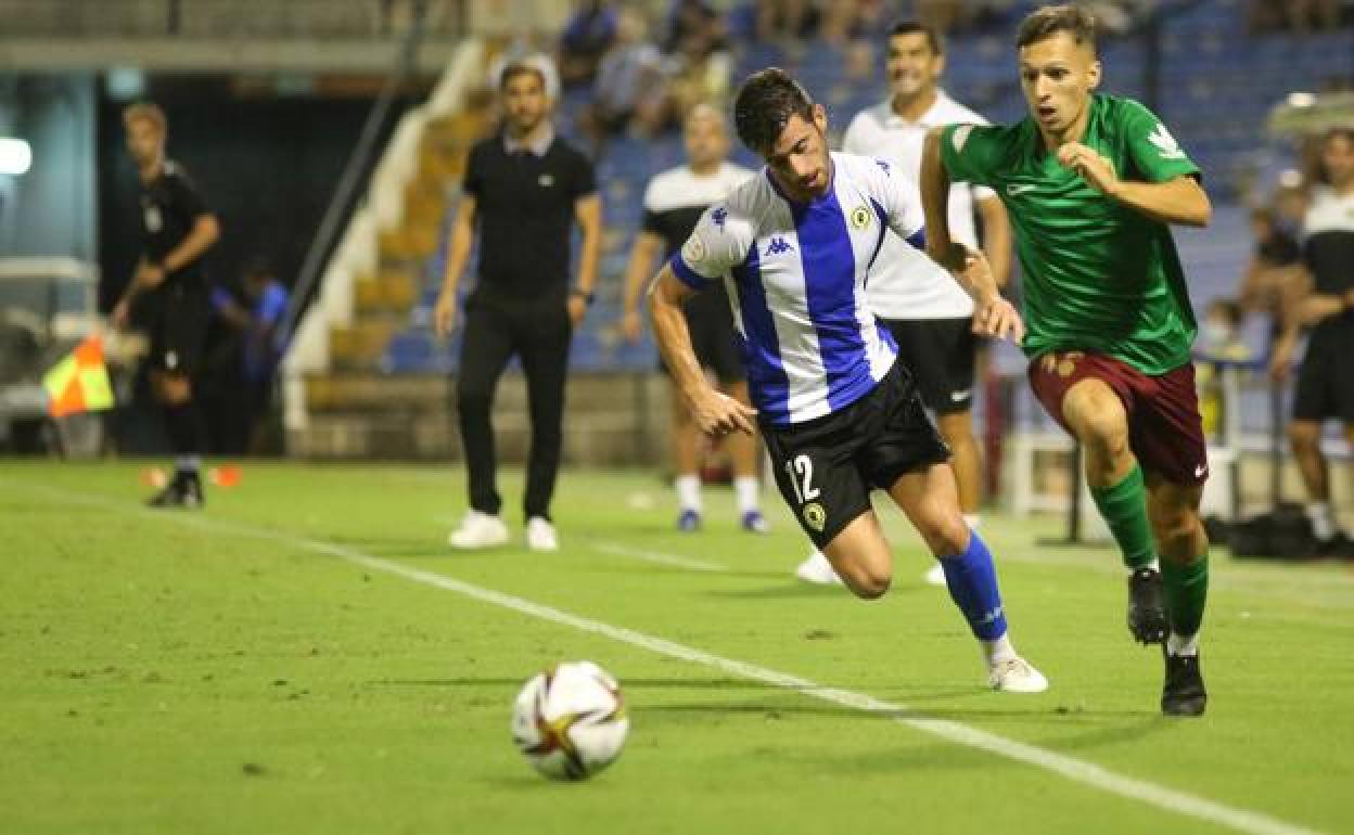 Cova conduce un balón por la banda del estadio Rico Pérez en el Hércules-Recreativo Granada. 