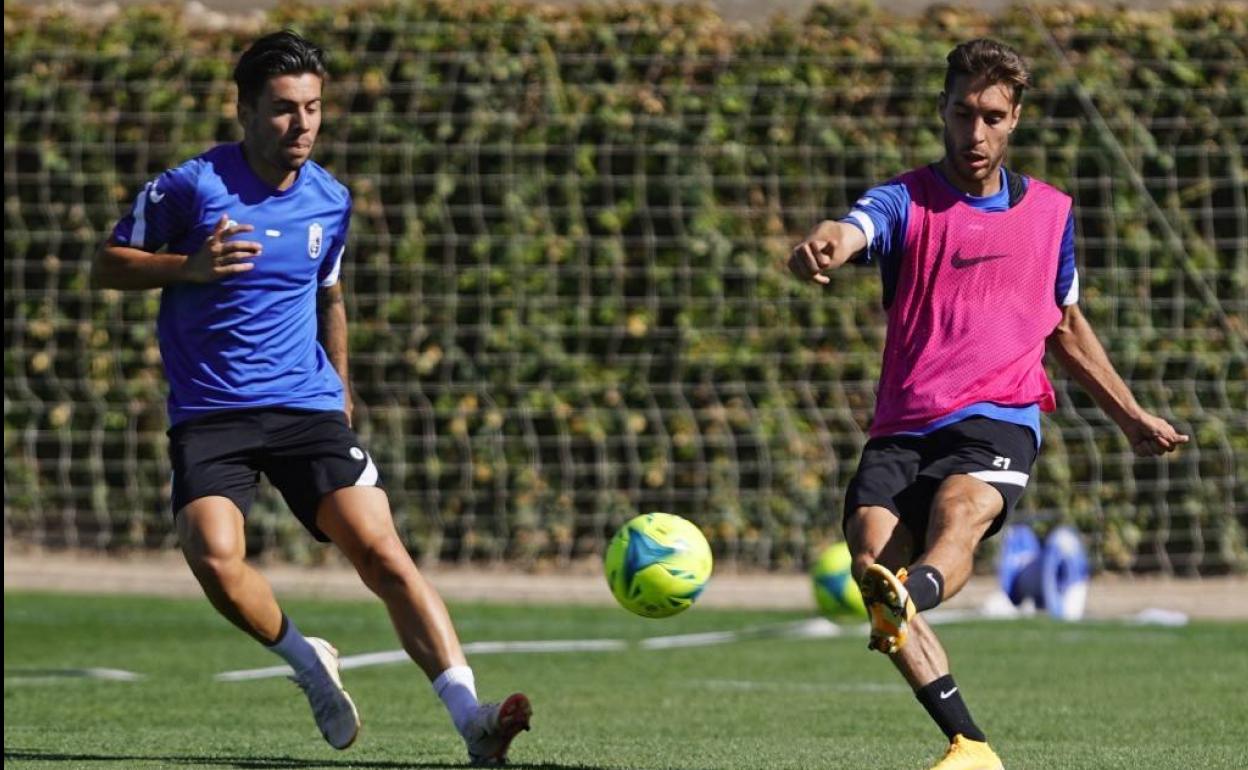 Martín Solar presiona a Rubén Rochina. 