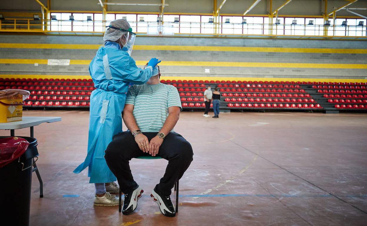 Un granadino se somete a un test de detección del coronavirus. 