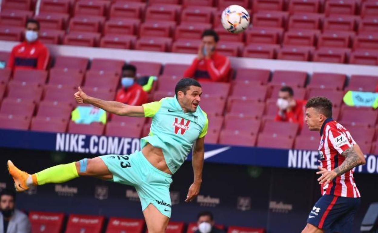 Jorge Molina cabecea un balón en un partido ante el Atlético de la pasada temporada. 