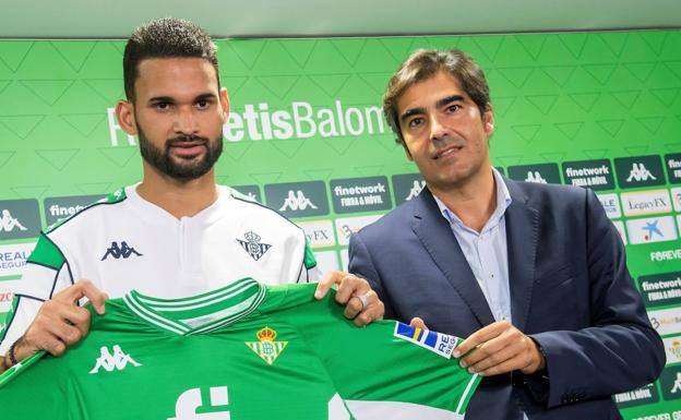 Willian José, a la izquierda, durante su presentación como jugador del Betis. 