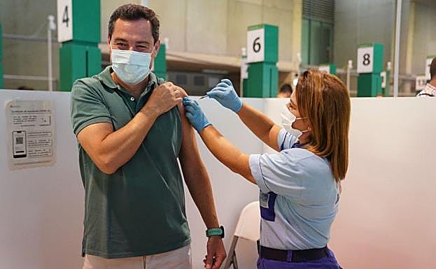 Moreno se vacuna e insiste en la importancia de hacerlo «por responsabilidad»