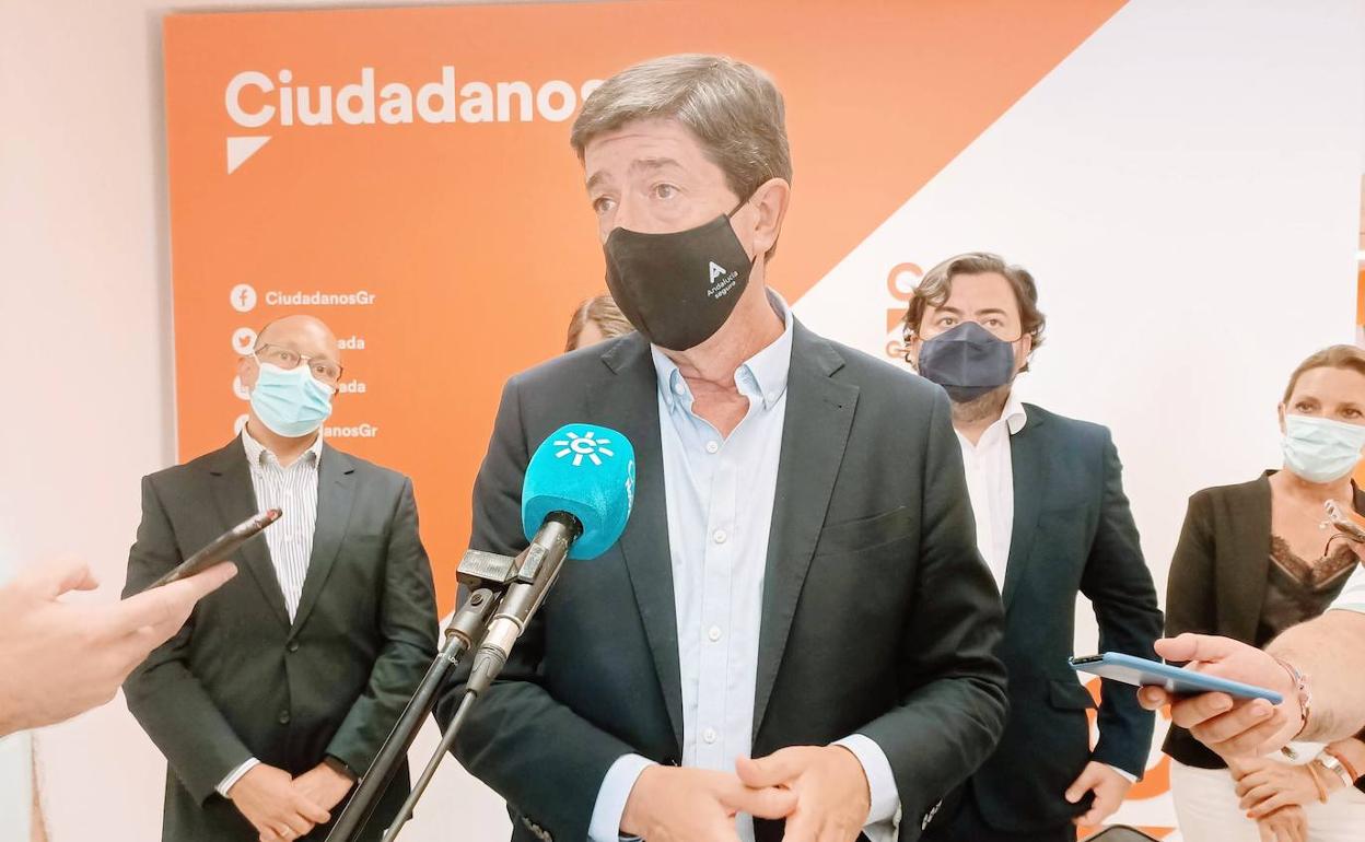 Juan Marín, junto a miembros del comité provincial de la formación en la sede de Ciudadanos.