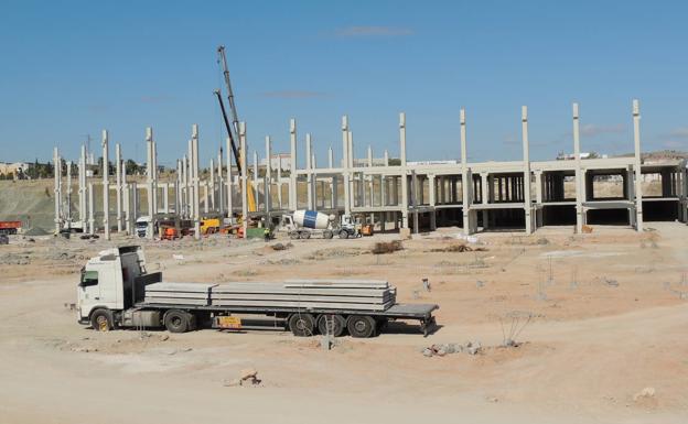 Construcción de la estructura de la segunda fase del Jaén Plaza. 