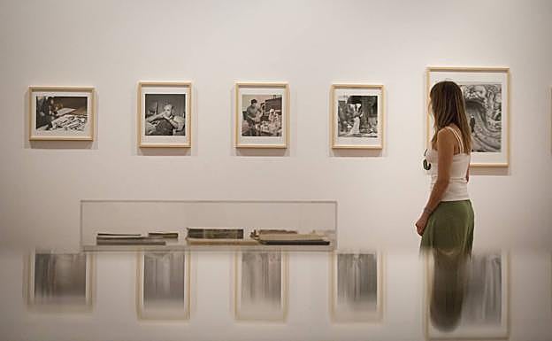 Visitante observa los retratos de Freund en la primera planta del Centro Guerrero. 