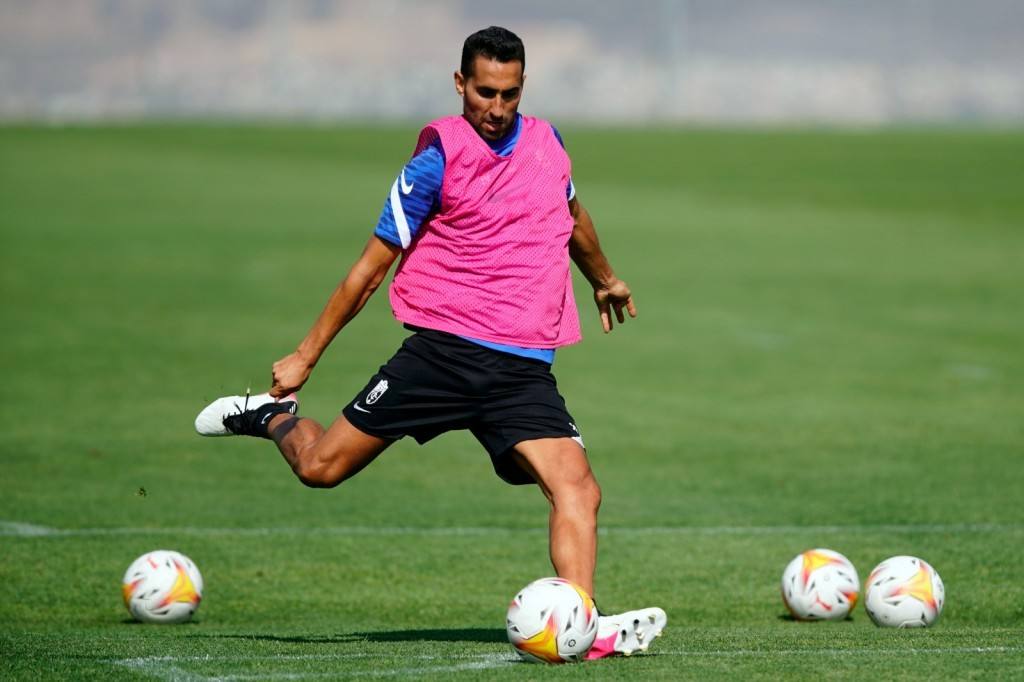 Ángel Montoro desplaza un balón en un entrenamiento. 