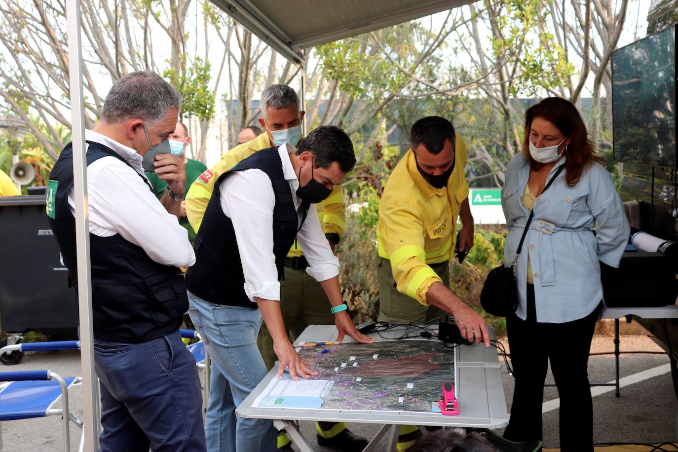 Juanma Moreno visita PMA de Infoca para conocer la evolución del incendio de Sierra Bermeja (Málaga)