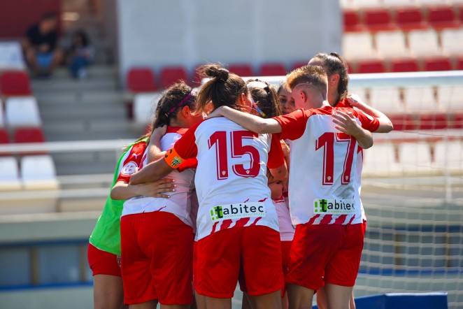 Las rojiblancas juegan esta mañana en Córdoba. 