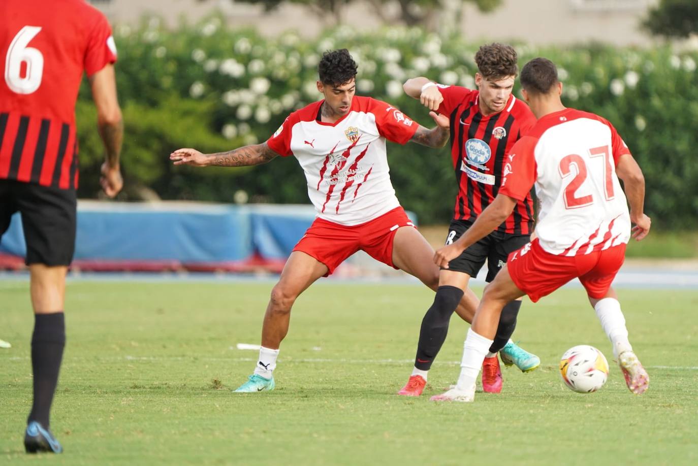 Juan Martínez intenta escapar de Samú Costa y de Javi Robles, en pretemporada. 