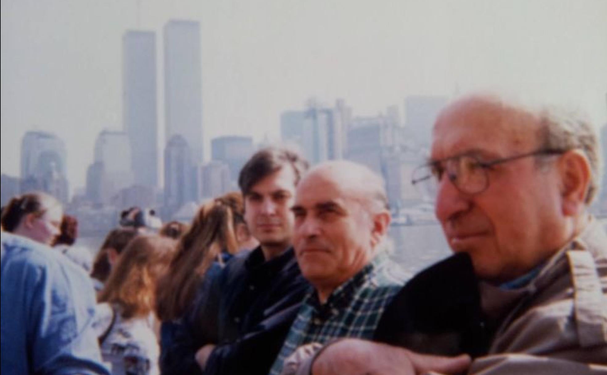 David del Pino (primero por la izquierda) en una foto de su etapa en Nueva York, con las torres gemelas al fondo.