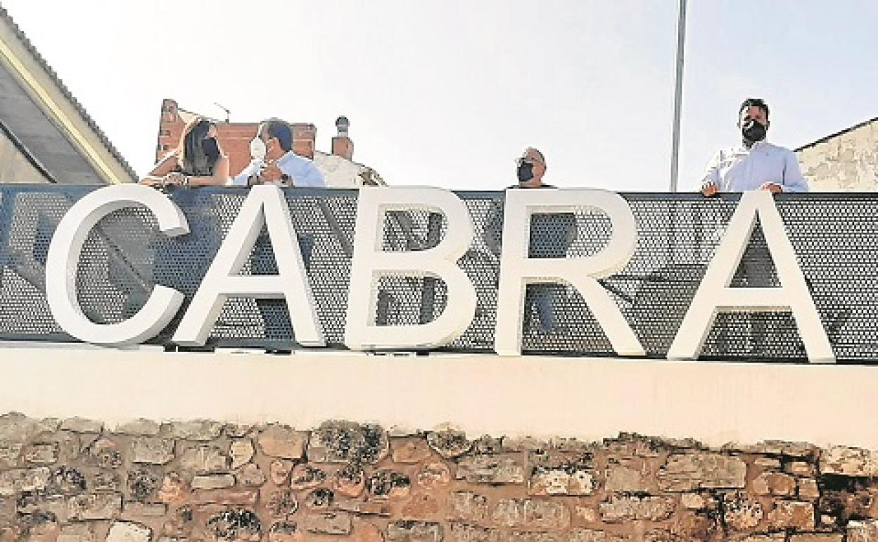 Catalina Madueño habla con Francisco Javier Justicia durante su visita a Cabra del Santo Cristo.