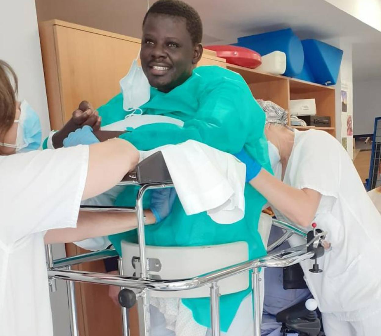 Un equipo del Virgen de las Nieves salva la vida a un paciente senegalés con lesión medular