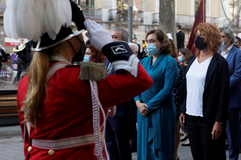 La alcaldesa de Barcelona, Ada Colau (c) durante la ofrenda floral del Govern al monumento de Rafael Casanova en Barcelona