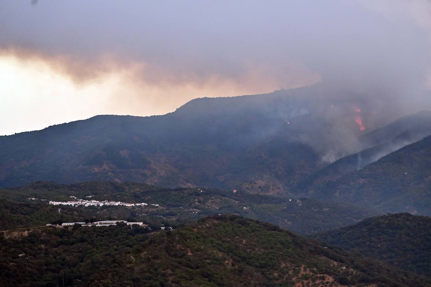 Vista del incendio desde Atajate