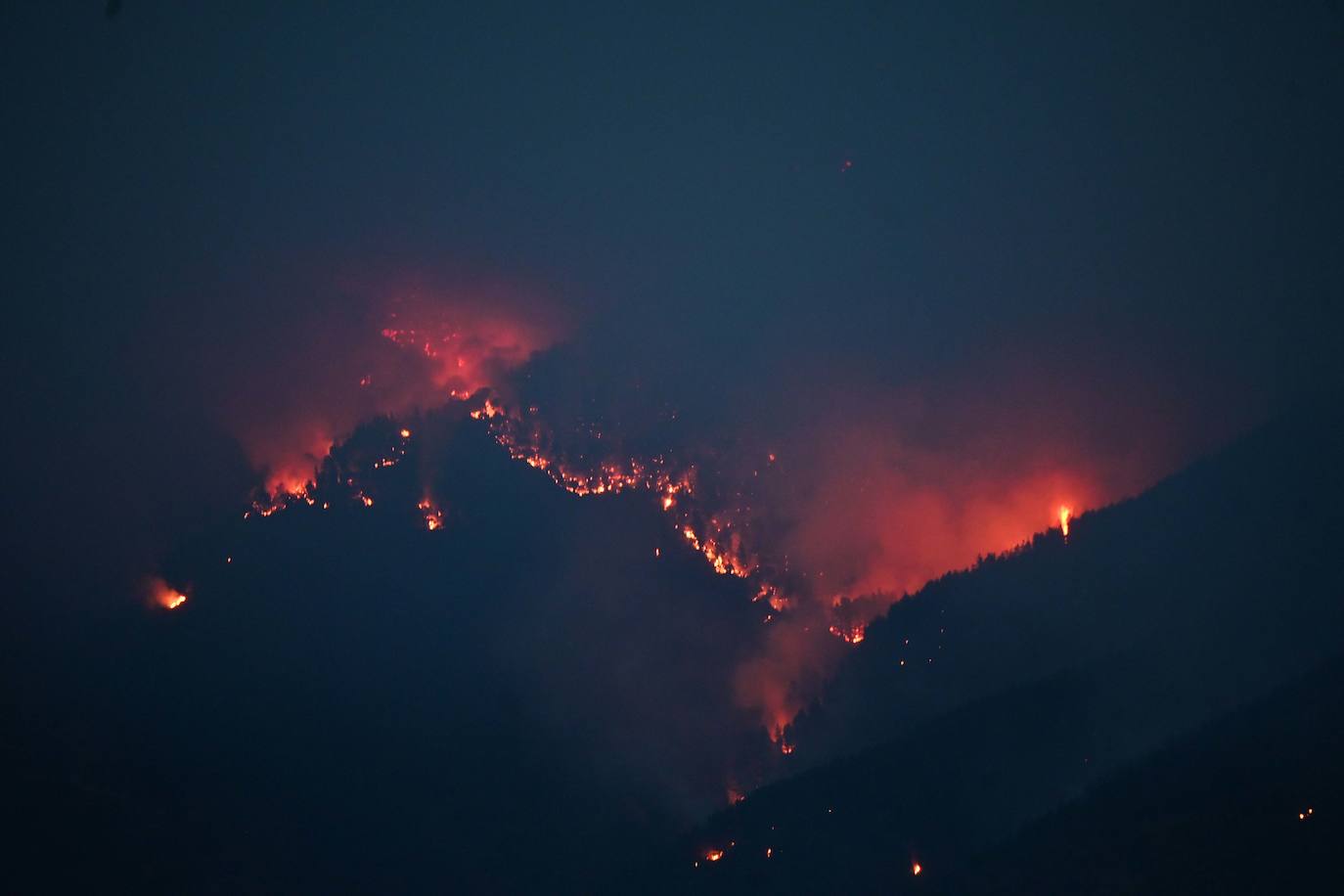 Vista del incendio desde Atajate