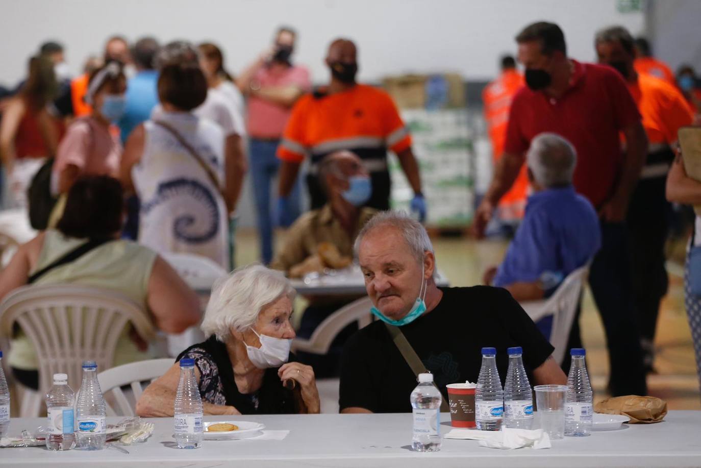 Algunos de los desalojados por el incendio, en un polideportivo de Ronda habilitado por el Ayuntamiento