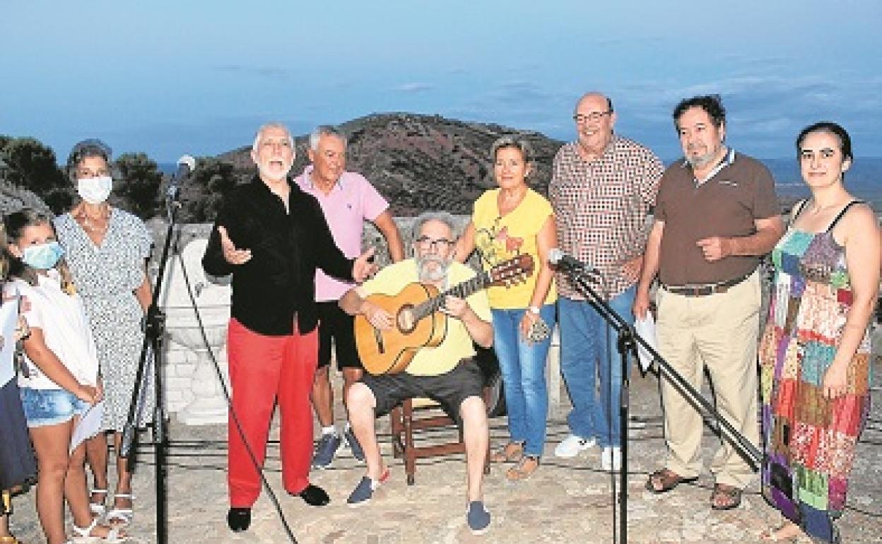 Participantes en el evento 'Versos bajo las estrellas'.