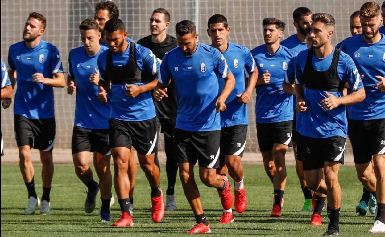Luis Abram, en el centro, ayer con el grupo. 