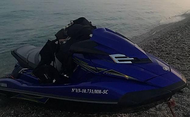 Cuatro individuos irrumpen en la playa de Calahonda, en una moto acuática, y echan a correr